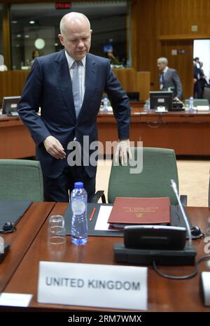 (140317) -- BRUXELLES, 17 mars 2014 (Xinhua) -- le secrétaire d'État britannique aux Affaires étrangères et au Commonwealth, William Hague, arrive devant une réunion des ministres des Affaires étrangères de l'UE au siège de l'UE à Bruxelles, capitale de la Belgique, le 17 mars 2014. (Xinhua/Ye Pingfan) BELGIQUE-BRUXELLES-RÉUNION DES MINISTRES DES AFFAIRES ÉTRANGÈRES DE l'UE PUBLICATIONxNOTxINxCHN Bruxelles Mars 17 2014 XINHUA le secrétaire d'État britannique aux Affaires étrangères et au Commonwealth William Hague arrive devant une réunion des ministres des Affaires étrangères de l'UE AU siège de l'UE à Bruxelles capitale de la Belgique Mars 17 2014 XINHUA Ye Pingfan Belgique Banque D'Images