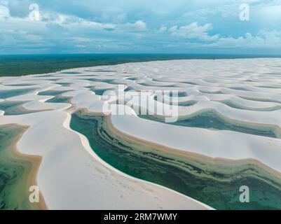 Vue aérienne de Lencois Maranhenses. Dunes de sable blanc avec piscines d'eau douce et transparente. Désert. Barreirinhas. Etat de Maranhao. Brésil Banque D'Images