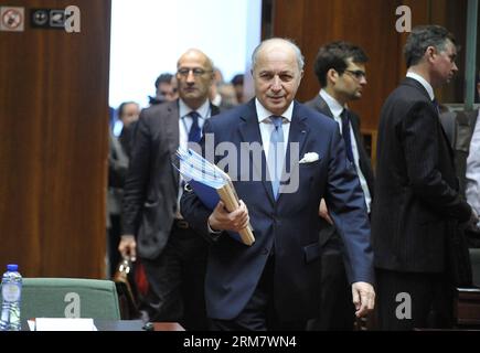 (140317) -- BRUXELLES, 17 mars 2014 (Xinhua) -- le ministre français des Affaires étrangères Laurent Fabius arrive devant une réunion des ministres des Affaires étrangères de l'UE au siège de l'UE à Bruxelles, capitale de la Belgique, le 17 mars 2014. (Xinhua/Ye Pingfan) BELGIQUE-BRUXELLES-UE-RÉUNION DES MINISTRES DES AFFAIRES ÉTRANGÈRES PUBLICATIONxNOTxINxCHN Bruxelles Mars 17 2014 XINHUA les ministres français des Affaires étrangères Laurent Fabius arrivent devant une réunion des ministres des Affaires étrangères de l'UE AU siège de l'UE à Bruxelles capitale de la Belgique Mars 17 2014 XINHUA Ye Pingfan Belgique Bruxelles Réunion des ministres des Affaires étrangères de l'UE PUBLICATIONxNOTxNOTxINxCHN Banque D'Images