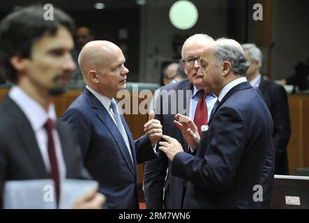 (140317) -- BRUXELLES, 17 mars 2014 (Xinhua) -- le secrétaire d'État britannique aux Affaires étrangères et aux Affaires du Commonwealth, William Hague (à gauche), le ministre néerlandais des Affaires étrangères Frans Timmermans (à droite) et le ministre français des Affaires étrangères Laurent Fabius discutent devant une réunion des ministres des Affaires étrangères de l'UE au siège de l'UE à Bruxelles, capitale de la Belgique, le 17 mars 2014. (Xinhua/Ye Pingfan) BELGIQUE-BRUXELLES-UE-RÉUNION DES MINISTRES DES AFFAIRES ÉTRANGÈRES PUBLICATIONxNOTxINxCHN Bruxelles Mars 17 2014 XINHUA Secrétaire d'Etat britannique aux Affaires étrangères aux Affaires étrangères William Hague l Ministres néerlandais des Affaires étrangères Frans Timmermans C Banque D'Images