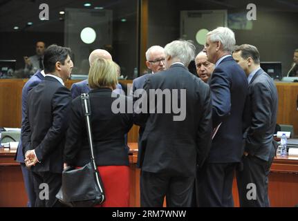 (140317) -- BRUXELLES, 17 mars 2014 (Xinhua) -- les ministres des Affaires étrangères des pays de l'UE discutent en cercle avant une réunion des ministres des Affaires étrangères de l'UE au siège de l'UE à Bruxelles, capitale de la Belgique, le 17 mars 2014. (Xinhua/Ye Pingfan) BELGIQUE-BRUXELLES-UE-RÉUNION DES MINISTRES DES AFFAIRES ÉTRANGÈRES PUBLICATIONxNOTxINxCHN Bruxelles Mars 17 2014 le ministre des Affaires étrangères XINHUA des pays de l'UE se tient dans un cercle pour discuter avant une réunion des ministres des Affaires étrangères de l'UE AU siège de l'UE à Bruxelles capitale de la Belgique Mars 17 2014 XINHUA Ye Pingfan Belgique Bruxelles Réunion des ministres des Affaires étrangères PUBLICATIONxNOTxINxCHN Banque D'Images