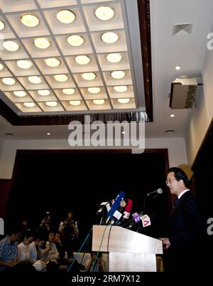 (140318) -- KUALA LUMPUR, 18 mars 2014 (Xinhua) -- l'ambassadeur de Chine en Malaisie Huang Huikang prononce une allocution lors de la conférence de presse tenue à l'ambassade de Chine en Malaisie, Kuala Lumpur, le 18 mars 2014. Aucun passager du continent chinois à bord du vol MH370 manquant ne pourrait être impliqué dans un détournement ou une attaque terroriste, a déclaré mardi l'ambassadeur chinois en Malaisie. La vérification des antécédents de tous les passagers du continent chinois n'a trouvé aucune preuve pour soutenir ce soupçon, a déclaré Huang Huikang. (Xinhua/He Jingjia)(axy) MALAISIE-KUALA LUMPUR-VOL MANQUANT MH370-AMBASSADEUR CHINOIS-PRESSE PUBLICATIONxNOTxI Banque D'Images