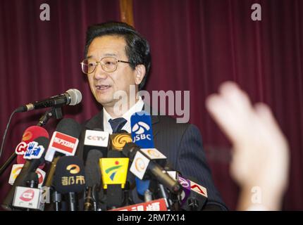 (140318) -- KUALA LUMPUR, 18 mars 2014 (Xinhua) -- l'ambassadeur de Chine en Malaisie Huang Huikang prononce une allocution lors de la conférence de presse tenue à l'ambassade de Chine en Malaisie, Kuala Lumpur, le 18 mars 2014. Aucun passager du continent chinois à bord du vol MH370 manquant ne pourrait être impliqué dans un détournement ou une attaque terroriste, a déclaré mardi l'ambassadeur chinois en Malaisie. La vérification des antécédents de tous les passagers du continent chinois n'a trouvé aucune preuve pour soutenir ce soupçon, a déclaré Huang Huikang. (Xinhua/He Jingjia)(axy) MALAISIE-KUALA LUMPUR-VOL MANQUANT MH370-AMBASSADEUR CHINOIS-PRESSE PUBLICATIONxNOTxI Banque D'Images