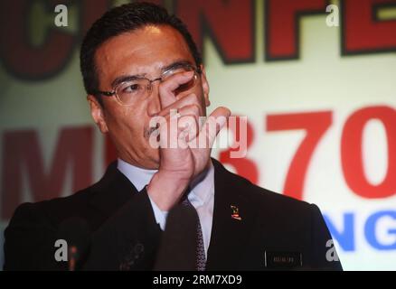 (140318) -- KUALA LUMPUR, 18 mars 2014 (Xinhua) -- le ministre des Transports par intérim de la Malaisie, Hishammuddin Hussein, prend la parole lors d'une conférence de presse à Kuala Lumpur, Malaisie, le 18 mars 2014. La zone de recherche pour le vol MH 370 disparu de Malaysia Airlines avait été étendue à 2,24 millions de milles marins carrés (environ 7,68 millions de kilomètres carrés), a déclaré M. Hishammuddin mardi. (Xinhua/Wang Shen) MALAISIE-ABSENCE DE VOL-RECHERCHE-EXPANSION PUBLICATIONxNOTxINxCHN Kuala Lumpur Mars 18 2014 XINHUA Malaisie S Ministres des Transports par intérim Hishammuddin Hussein prend la parole LORS d'une conférence de presse à Kuala Lumpur Malaysi Banque D'Images