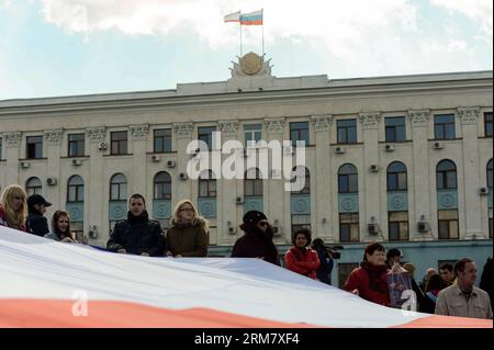 (140318) -- SIMFEROPOL, 18 mars 2014 (Xinhua) -- le peuple de Crimée célèbre l'acceptation de la Crimée comme faisant partie de la Fédération de Russie à Simferopol, République de Crimée, le 18 mars 2014. Le président russe Vladimir Poutine et les dirigeants de Crimée ont signé mardi un traité acceptant la République de Crimée et la ville de Sébastopol comme faisant partie du territoire russe. (Xinhua/Sadate) (srb) CRIMÉE-SIMFEROPOL-RUSSIE-TRAITÉ PUBLICATIONxNOTxINxCHN Simferopol Mars 18 2014 des célébrités XINHUA célèbrent l'acceptation de la Crimée comme partie de la Fédération de Russie à Simferopol la République de Crimée Mars 18 20 Banque D'Images