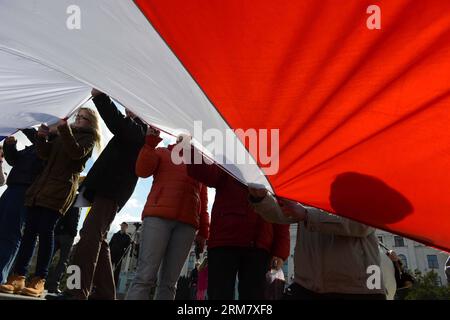 (140318) -- SIMFEROPOL, 18 mars 2014 (Xinhua) -- le peuple de Crimée célèbre l'acceptation de la Crimée comme faisant partie de la Fédération de Russie à Simferopol, République de Crimée, le 18 mars 2014. Le président russe Vladimir Poutine et les dirigeants de Crimée ont signé mardi un traité acceptant la République de Crimée et la ville de Sébastopol comme faisant partie du territoire russe. (Xinhua/Sadate) (srb) CRIMÉE-SIMFEROPOL-RUSSIE-TRAITÉ PUBLICATIONxNOTxINxCHN Simferopol Mars 18 2014 des célébrités XINHUA célèbrent l'acceptation de la Crimée comme partie de la Fédération de Russie à Simferopol la République de Crimée Mars 18 20 Banque D'Images