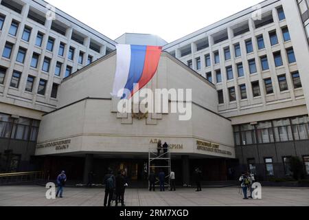 (140318) -- SIMFEROPOL, 18 mars 2014 (Xinhua) -- des travailleurs démontent les panneaux ukrainiens sur le Parlement de Crimée à Simferopol, République de Crimée, le 18 mars 2014. Le président russe Vladimir Poutine et les dirigeants de Crimée ont signé mardi un traité acceptant la République de Crimée et la ville de Sébastopol comme faisant partie du territoire russe. (Xinhua/Sadate) (cru) CRIMÉE-SIMFEROPOL-RUSSIE-TREATY PUBLICATIONxNOTxINxCHN Banque D'Images