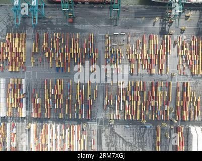 Antwerpen, 12 août 2023, Belgique. Vue de haut en bas du terminal à conteneurs au port d'Anvers. Banque D'Images