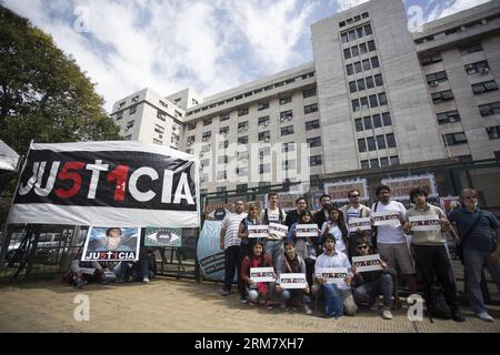 (140319) -- BUENOS AIRES, (Xinhua) -- des jeunes posent des banderoles devant l entrée principale des tribunaux fédéraux de Retiro, où commence le jugement oral pour l accident ferroviaire survenu le 22 février 2012 à Buenos Aires, capitale de l Argentine, le 18 mars 2014. Dans l'affaire sont enquêtés les crimes de déraillement involontaire, aggravé par la mort, et la fraude, au détriment de 51 victimes mortelles et 789 blessures. (Xinhua/Martin Zabala) (jg) (sp) ARGENTINA-BUENOS AIRES-JUSTICE-TRIAL PUBLICATIONxNOTxINxCHN Buenos Aires XINHUA jeunes pose des bannières devant l'entrée principale du Retiro S. Banque D'Images