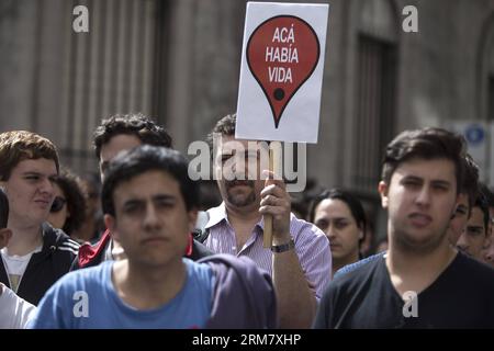 (140318) -- BUENOS AIRES, 18 mars 2014 (Xinhua) -- des résidents participent à la commémoration du 22e anniversaire de l'attaque contre l'ambassade d'Israël en Argentine, dans la ville de Buenos Aires, capitale de l'Argentine, le 18 mars 2014. Une bombe a explosé à l'ambassade d'Israël, tuant au moins 29 personnes et en blessant des dizaines, le 17 mars 1992. (Xinhua/Martin Zabala) (jp) (ah) ARGENTINE-BUENOS AIRES-AMBASSADE D'ISRAËL-COMMÉMORATION DE LA BOMBE PUBLICATIONxNOTxINxCHN Buenos Aires Mars 18 2014 des résidents DE XINHUA participent à la commémoration du 22e anniversaire de l'attentat CONTRE l'Ambassade d'Israël en AR Banque D'Images