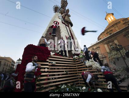 Les gens décorent la sculpture géante de la Vierge avec des fleurs pendant le festival Fallas à Valence, Espagne, mars. 18, 2014. Le Festival des Fallas est une célébration traditionnelle organisée en commémoration de Saint Joseph dans la ville de Valence, en Espagne. (Xinhua/Xie Haining)(axy) ESPAGNE-VALENCE-LE FESTIVAL DES FALLAS PUBLICATIONxNOTxINxCHN des célébrités décorent la sculpture géante de la Vierge avec des fleurs pendant le Festival des Fallas à Valence Espagne Mars 18 2014 le Festival des Fallas EST un héros traditionnel de célébration en commémoration de Saint Joseph dans la ville de Valence en Espagne XINHUA XIE Haining Banque D'Images