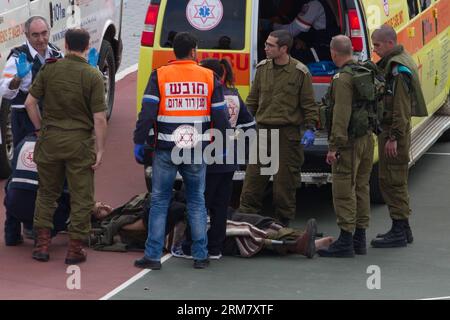 JÉRUSALEM, le 18 mars 2014 - un soldat israélien blessé est évacué par hélicoptère du village druze de Masaade sur les hauteurs du Golan vers l’hôpital Rambam à Haïfa, au Nord d’Israël, le 18 mars 2014. Un engin explosif a frappé un véhicule militaire israélien mardi sur les hauteurs du Golan près de la frontière nord avec la Syrie, a déclaré une source militaire. Les trois soldats israéliens blessés ont été évacués par hélicoptère vers un hôpital à Haïfa, au nord-ouest d’Israël, selon les médias locaux. Les Forces de défense israéliennes (FDI) ont déclaré qu’elles enquêtaient sur les détails de l’incident. (XINHUA/JINI) MIDEAST-GOLAN HE Banque D'Images