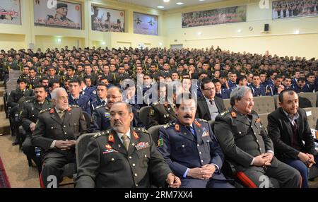 (140319) -- KABOUL, 19 mars 2014 (Xinhua) -- des commandants et cadets de l'armée afghane assistent à une cérémonie de remise des diplômes à l'Académie militaire nationale de Kaboul, Afghanistan, le 19 mars 2014. Au total, 507 officiers ont obtenu leur diplôme après avoir étudié pendant quatre ans à l'Université militaire Maréchal Qasim Fahim à Kaboul. (Xinhua) AFGHANISTAN-KABOUL-ACADÉMIE MILITAIRE-GRADUATION PUBLICATIONxNOTxINxCHN Kaboul Mars 19 2014 XINHUA les commandants et cadets de l'armée afghane assistent à une cérémonie de graduation À l'Académie militaire nationale de Kaboul Afghanistan LE 19 2014 mars, un total de 507 officiers ont obtenu leur diplôme après avoir étudié pour FO Banque D'Images