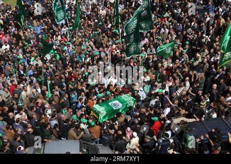 (140319) -- BETHLÉEM, 19 mars 2014 (Xinhua) -- des soldats palestiniens portent le cercueil du palestinien Mohammed Hanbali, qui a été tué lors d'affrontements avec des soldats israéliens en 2003, lors de ses funérailles après que ses restes ont été restitués par les Israéliens dans la ville de Bethléem en Cisjordanie le 19 mars 2014. Israël a commencé à transférer 36 corps en Cisjordanie à la suite d'une décision de la Cour suprême. (Xinhua/Nidal Eshtayeh) MIDEAST-BETHLEHEM-FUNERAL PUBLICATIONxNOTxINxCHN Bethlehem Mars 19 2014 XINHUA soldats PALESTINIENS portent le cercueil de Mohammed PALESTINIEN qui A TUÉ lors des affrontements avec Isra Banque D'Images