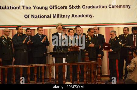 (140319) -- KABOUL, 19 mars 2014 (Xinhua) -- les cadets assistent à leur cérémonie de remise des diplômes à l'Académie militaire nationale de Kaboul, Afghanistan, le 19 mars 2014. Au total, 507 officiers ont obtenu leur diplôme après avoir étudié pendant quatre ans à l'Université militaire Maréchal Qasim Fahim à Kaboul. (Xinhua) AFGHANISTAN-KABOUL-ACADÉMIE MILITAIRE-GRADUATION PUBLICATIONxNOTxINxCHN Kaboul Mars 19 2014 les cadets XINHUA assistent à leur cérémonie de graduation À l'Académie militaire nationale de Kaboul Afghanistan LE 19 2014 mars, un total de 507 officiers ont obtenu leur diplôme après avoir étudié pendant quatre ans AU Marshal Qasim Fahim Military U Banque D'Images