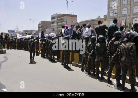 (140320) -- SANAA, 20 mars 2014 (Xinhua) -- la police anti-émeute yéménite fait la queue pour empêcher les manifestants de s'approcher du parquet lors d'une manifestation exigeant la poursuite de l'ancien président du Yémen Ali Abdullah Saleh, à Sanaa, Yémen, le 20 mars 2014. (Xinhua/Mohammed Mohammed) (srb) YEMEN-SANAA-PROTEST PUBLICATIONxNOTxINxCHN Sanaa Mars 20 2014 la police des émeutes yéménites XINHUA file pour empêcher les manifestants de s'approcher du ministère public lors d'une manifestation exigeant la poursuite de l'ancien président Ali Abdullah Saleh du Yémen à Sanaa Yémen LE 20 201 mars Banque D'Images