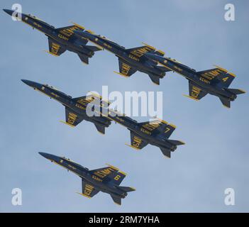 (140320) -- LOS ANGELES, 20 mars 2014 (Xinhua) -- les avions de l'escadron de démonstration de vol de l'US Navy, les Blue Angels, se produisent lors du Los Angeles County Air Show en Californie, États-Unis, le 20 mars 2014. (Xinhua/Yang Lei) (yc) US-LOS ANGELES-AIR SHOW PUBLICATIONxNOTxINxCHN Los Angeles Mars 20 2014 Plan XINHUA de l'escadron de démonstration de vol de l'US Navy les Blue Angels jouent lors du Los Angeles County Air Show en Californie États-Unis Mars 20 2014 XINHUA Yang Lei U.S. Los Angeles Air Show PUBLICATIONxNOTxINxCHN Banque D'Images