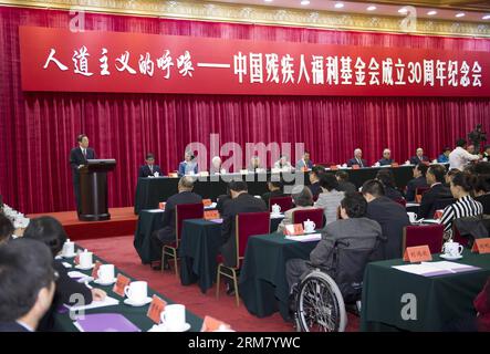 (140321) -- PÉKIN, 21 mars 2014 (Xinhua) -- Yu Zhengsheng (arrière gauche), président du Comité national de la Conférence consultative politique du peuple chinois, prononce une allocution à la commémoration du 30e anniversaire de la fondation de la Fondation chinoise pour les personnes handicapées à Pékin, capitale de la Chine, le 21 mars 2014. (Xinhua/Xie Huanchi)(wjq) CHINA-BEIJING-YU ZHENGSHENG-ACTIVITY (CN) PUBLICATIONxNOTxINxCHN Beijing Mars 21 2014 XINHUA Yu Zheng Sheng le Président du Comité national des célébrités chinoises Conférence consultative politique S prononce la commémoration Banque D'Images