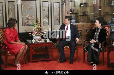 (140321) -- PÉKIN, 21 mars 2014 (Xinhua) -- le président chinois Xi Jinping (C) et son épouse Peng Liyuan (R) rencontrent la première dame américaine Michelle Obama à Pékin, capitale de la Chine, le 21 mars 2014. (Xinhua/LAN Hongguang)(wjq) CHINA-BEIJING-XI JINPING-MICHELLE OBAMA-MEETING (CN) PUBLICATIONxNOTxINxCHN Beijing Mars 21 2014 XINHUA le président chinois Xi Jinping C et son épouse Peng Liyuan r rencontre avec la première dame Michelle Obama à Beijing capitale de la Chine Mars 21 2014 XINHUA Xi LAN Hongguang Chine Jinping Michelle Obama Réunion CN PUBLICATIONxNOTxINxCHN Banque D'Images