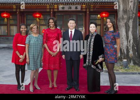 (140321) -- PÉKIN, 21 mars 2014 (Xinhua) -- le président chinois Xi Jinping (3e R) et son épouse Peng Liyuan (2e R) posent pour une photo de groupe avec la première dame américaine Michelle Obama (3e L), la mère de Michelle Marian Robinson (2e L), les filles de Michelle Malia (1e R) et Sasha (1e L) lors de leur rencontre à Pékin, capitale de la Chine, le 21 mars 2014. (Xinhua/Huang Jingwen)(wjq) CHINA-BEIJING-XI JINPING-MICHELLE OBAMA-MEETING (CN) PUBLICATIONxNOTxINxCHN Beijing Mars 21 2014 XINHUA le président chinois Xi Jinping 3e r et son épouse Peng Liyuan 2e r posent pour une photo de groupe avec U S First Lady Mic Banque D'Images