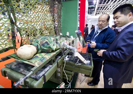 (140321) -- PÉKIN, 21 mars 2014 (Xinhua) -- les visiteurs découvrent les installations médicales utilisées sur le champ de bataille lors de la 26e exposition internationale des instruments et équipements médicaux à Pékin, capitale de la Chine, le 21 mars 2014. L'exposition de trois jours a débuté ici vendredi au China National Convention Center. (Xinhua/Zhao Bing)(wjq) CHINA-BEIJING-MEDICAL INSTRUMENTS & EQUIPMENT EXHIBITION (CN) PUBLICATIONxNOTxINxCHN Beijing Mars 21 2014 les visiteurs de XINHUA regardent LES installations médicales utilisées SUR le champ de bataille À la 26e exposition internationale des instruments et équipements médicaux dans la capitale de Pékin Banque D'Images