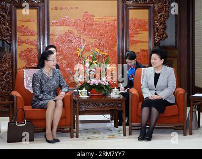 (140321) -- PÉKIN, 21 mars 2014 (Xinhua) -- le vice-premier ministre chinois Liu Yandong (à droite) rencontre Florence Fang, membre fondatrice de la fondation des 100 000 forts des États-Unis, à Pékin, capitale de la Chine, le 21 mars 2014. L’initiative Strong 100 000 est un effort national pour augmenter le nombre et diversifier la composition des étudiants américains étudiant en Chine annoncé par le président Barack Obama en novembre 2009. (Xinhua/Li Tao)(wjq) CHINA-BEIJING-LIU YANDONG-US GUEST-MEETING (CN) PUBLICATIONxNOTxINxCHN Beijing Mars 21 2014 le vice-premier ministre chinois de XINHUA, Liu Yandong r, rencontre Florence Fa Banque D'Images