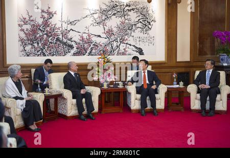 (140321) -- PÉKIN, 21 mars 2014 (Xinhua) -- le vice-président chinois Li Yuanchao (2e R), mandaté par le président Xi Jinping, rencontre le roi cambodgien Norodom Sihamoni (2e front L) et sa mère, l'ancienne reine Norodom Monineath Sihanouk (1e L), à Pékin, capitale de la Chine, le 21 mars 2014. (Xinhua/Xie Huanchi)(wjq) CHINA-BEIJING-LI YUANCHAO-CAMBODIA-MEETING (CN) PUBLICATIONxNOTxINxCHN Beijing Mars 21 2014 le vice-président chinois de XINHUA quitte Yuan Chao 2e r commandé par le président Xi Jinping rencontre le roi cambodgien Norodom Sihamoni 2e front et sa mère l'ancienne reine Norodom M. Banque D'Images