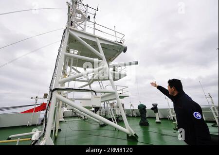 Zhu Li, premier compagnon du brise-glace chinois Xuelong (Dragon des neiges), montre le radar de recherche et de sauvetage sur le navire, le 23 mars 2014. Le brise-glace, voyageant à pleine vitesse sur le sud de l'océan Indien, était à environ 770 mille marin de la zone de recherche du vol MH370 manquant de Malaysian Airlines jusqu'à 10:00 dimanche. (Xinhua/Zhang Jiansong) (wf) CHINA-ICEBREAKER-XUELONG-MISSING JET-MH370-SEARCH PUBLICATIONxNOTxINxCHN Zhu a quitté le premier compagnon du brise-glace chinois XUELONG Snow Dragon montre le radar de recherche et de sauvetage SUR le navire Mars 23 2014 le brise-glace Voyage À pleine vitesse SUR le sud de L'océan Indien Banque D'Images