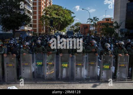 Des membres de la police nationale bolivarienne montent la garde lors d une manifestation d étudiants à Altamira, municipalité de Chacao, à l est de Caracas, Venezuela. le 22 mars 2014. (Xinhua/Manuel Hernandez) (rt) VENEZUELA-CARACAS-SOCIETY-PROTEST PUBLICATIONxNOTxINxCHN les membres de la police nationale bolivarienne tiennent la garde lors d'une manifestation étudiante dans la municipalité d'Altamira Chacao S est de Caracas Venezuela LE 22 2014 mars XINHUA Manuel Hernandez RT Venezuela manifestation de la Société de Caracas PUBLICATIONxNOTxINxCHN Banque D'Images