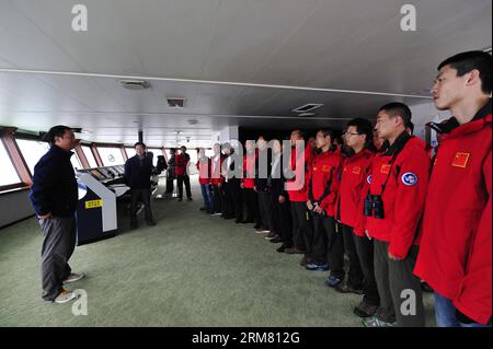 Les membres de l'équipe chinoise d'exploration antarctique à bord du brise-glace chinois Xuelong (Dragon des neiges), déploient le vol MH370 de Malaysian Airlines manquant, le 23 mars 2014. Le brise-glace, voyageant à pleine vitesse sur le sud de l'océan Indien, était à environ 770 mille marin de la zone de recherche du jet disparu jusqu'à 10:00 dimanche. (Xinhua/Zhang Jiansong) (wf) CHINA-ICEBREAKER-XUELONG-MISSING JET-MH370-SEARCH PUBLICATIONxNOTxINxCHN membres de l'équipe chinoise d'exploration antarctique à bord de l'Icebreaker chinois XUELONG Snow Dragon la recherche de Malaysian Airlines vol le 23 2014 mars The Icebreaker Banque D'Images