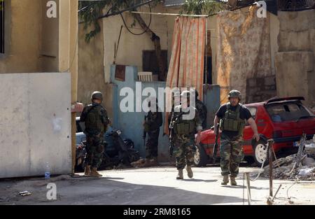 Des soldats de l’armée libanaise patrouillent avec leurs armes après des affrontements à Beyrouth, capitale du Liban, le 23 mars 2014. Des affrontements ont éclaté dimanche à l'aube entre des hommes armés pro-syriens et des soutiens des rebelles syriens près du centre de Sports City, avec un nombre indéfini de victimes signalées, a déclaré l'Agence nationale de presse (NNA). (Xinhua/koka) LIBAN-BEYROUTH-AFFRONTEMENTS PUBLICATIONxNOTxINxCHN les soldats de l'armée libanaise patrouillent avec leurs armes après les affrontements à Beyrouth capitale du Liban Mars 23 2014 des affrontements ont éclaté À l'aube dimanche entre pro syriens et des rebelles syriens près du centre ville des sports avec undefined Banque D'Images