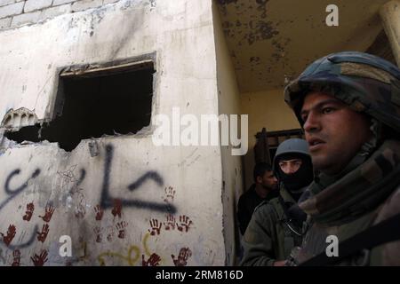 Des soldats de l’armée libanaise patrouillent avec leurs armes après des affrontements à Beyrouth, capitale du Liban, le 23 mars 2014. Des affrontements ont éclaté dimanche à l'aube entre des hommes armés pro-syriens et des soutiens des rebelles syriens près du centre de Sports City, avec un nombre indéfini de victimes signalées, a déclaré l'Agence nationale de presse (NNA). (Xinhua/koka) LIBAN-BEYROUTH-AFFRONTEMENTS PUBLICATIONxNOTxINxCHN les soldats de l'armée libanaise patrouillent avec leurs armes après les affrontements à Beyrouth capitale du Liban Mars 23 2014 des affrontements ont éclaté À l'aube dimanche entre pro syriens et des rebelles syriens près du centre ville des sports avec undefined Banque D'Images