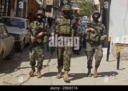 Des soldats de l’armée libanaise patrouillent avec leurs armes après des affrontements à Beyrouth, capitale du Liban, le 23 mars 2014. Des affrontements ont éclaté dimanche à l'aube entre des hommes armés pro-syriens et des soutiens des rebelles syriens près du centre de Sports City, avec un nombre indéfini de victimes signalées, a déclaré l'Agence nationale de presse (NNA). (Xinhua/koka) LIBAN-BEYROUTH-AFFRONTEMENTS PUBLICATIONxNOTxINxCHN les soldats de l'armée libanaise patrouillent avec leurs armes après les affrontements à Beyrouth capitale du Liban Mars 23 2014 des affrontements ont éclaté À l'aube dimanche entre pro syriens et des rebelles syriens près du centre ville des sports avec undefined Banque D'Images