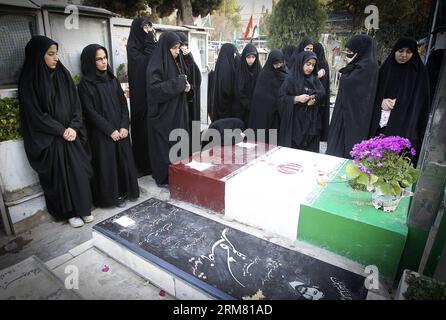 Les femmes iraniennes rendent hommage au cimetière des soldats tués pendant la guerre Iran-Irak de 1980-88, à Téhéran, Iran, le 22 mars 2014. (Xinhua/Ahmad Halabisaz) IRAN-TÉHÉRAN-GUERRE-COMMÉMORATION PUBLICATIONxNOTxINxCHN femmes iraniennes payer le respect AU cimetière des soldats qui ont été TUÉS pendant le 1980 88 Iran l'Irak était à TÉHÉRAN Iran Mars 22 2014 XINHUA Ahmad Halabisaz Iran TÉHÉRAN a été commémoration PUBLICATIONxNOTxINxCHN Banque D'Images