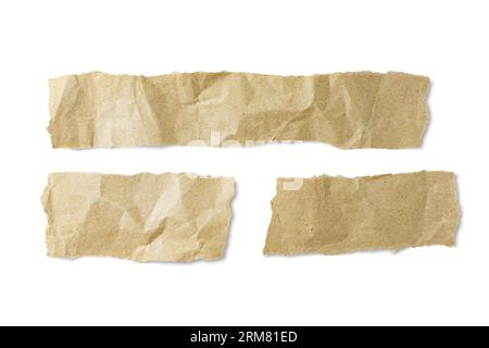 Morceaux de papier froissé brun avec bord déchiré isolé sur fond blanc. Papier artisanal recyclé froissé, texture froissée, bordure grunge déchirée. Templat Banque D'Images