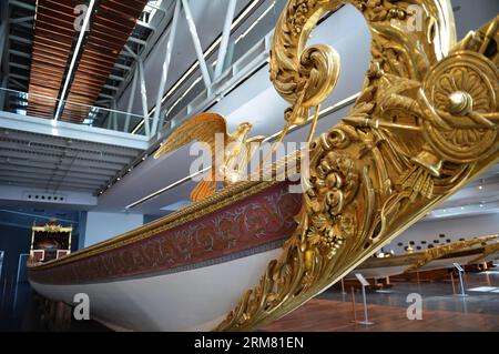 (140323) -- ISTANBUL, 23 mars 2014 (Xinhua) -- des décorations en bois sculptées de caïques impériaux ottomans sont exposées au Musée naval d'Istanbul, Turquie, le 23 mars 2014. Le musée naval d'Istanbul est le plus grand musée naval de Turquie, qui a été créé en 1897. (Xinhua/lu Zhe) (djj) TURQUIE-ISTANBUL-MUSÉE NAVAL PUBLICATIONxNOTxINxCHN Istanbul Mars 23 2014 XINHUA sculpté décorations en bois de l'Empire OTTOMAN sont des lacs à Istanbul Musée naval d'Istanbul Turquie Mars 23 2014 Istanbul Musée naval EST le plus grand Musée naval de Turquie qui a été créé en 1897 XINHUA lu Zhe Turquie Banque D'Images