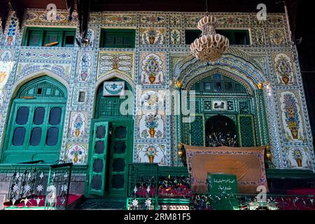 Art et architecture exquis à la mosquée Khanqah-e-Moula (Shah-e-Hamadan) en bois, Srinagar, Cachemire, Inde Banque D'Images