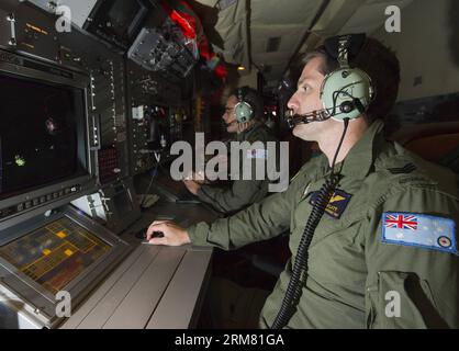 CANBERRA, 22 mars 2014 (Xinhua) -- cette photo prise le 22 mars, 2014 et publié par l'Australian Defense Force montre que le sergent Chris Platt de la Royal Australian Air Force (RAAF) exploite la station électro-optique à bord d'un AP-3C Orion au-dessus du sud de l'océan Indien dans le cadre de la recherche menée par l'Australian Maritime Safety Authority pour le vol MH370 de Malaysia Airlines, le 22 mars 2014. (Xinhua)(zjl) AUSTRALIA-CANBERRA-MISSING MALAYSIAN PLANE-SEARCH PUBLICATIONxNOTxINxCHN Canberra Mars 22 2014 XINHUA cette photo prise LE 22 2014 mars et publiée par les Forces de défense australiennes montre Thatcher Royal au Banque D'Images