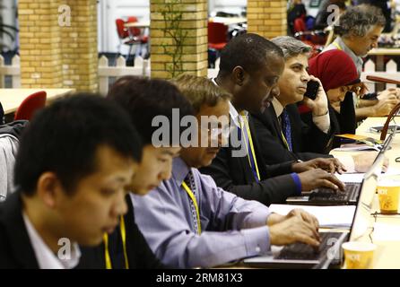 (140324) -- LA HAYE, 24 mars 2014 (Xinhua) -- les journalistes travaillent au centre des médias lors du Sommet sur la sécurité nucléaire de 2014 à la Haye, aux pays-Bas, le 24 mars 2014. (Xinhua/Yin Gang) PAYS-BAS-LA HAYE-SOMMET NUCLÉAIRE-MEDIA PUBLICATIONxNOTxINxCHN la Haye Mars 24 2014 les journalistes XINHUA travaillent au Centre des médias lors du Sommet sur la sécurité nucléaire de 2014 à la Haye pays-Bas Mars 24 2014 XINHUA Yin Monitoring les pays-Bas le Sommet nucléaire de la Haye Media PUBLICATIONxNOTxINxCHN Banque D'Images