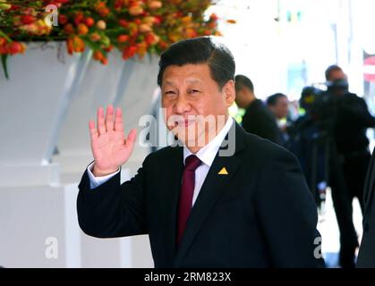 (140324) -- LA HAYE, 24 mars 2014 (Xinhua) -- le président chinois Xi Jinping arrive pour le troisième sommet sur la sécurité nucléaire (SNN) à la Haye, aux pays-Bas, le 24 mars 2014. (Xinhua/Gong Bing) (zkr) PAYS-BAS-CHINE-XI JINPING-SOMMET SUR LA SÉCURITÉ NUCLÉAIRE PUBLICATIONxNOTxINxCHN la Haye Mars 24 2014 le président chinois Xi Jinping arrive pour le troisième Sommet sur la sécurité nucléaire à la Haye les pays-Bas Mars 24 2014 XINHUA Gong Bing CCR pays-Bas Chine Xi Jinping Sommet sur la sécurité nucléaire PUBLICATIONxNOTxINxINxCHN Banque D'Images