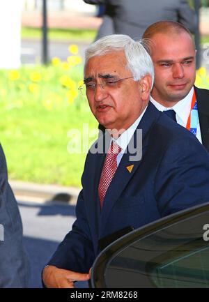 (140324) -- LA HAYE, 24 mars 2014 (Xinhua) -- le ministre indien des Affaires étrangères, Salman Khurshid, arrive le 24 mars 2014 pour le troisième Sommet sur la sécurité nucléaire (SNN) à la Haye, aux pays-Bas. Le troisième Sommet sur la sécurité nucléaire (SNRS) a débuté ici lundi, dans le but de prévenir le terrorisme nucléaire dans le monde entier. (Xinhua/Gong Bing) PAYS-BAS-LA HAYE-SOMMET NUCLÉAIRE PUBLICATIONxNOTxINxCHN la Haye Mars 24 2014 les ministres indiens des Affaires étrangères de XINHUA Salman Khurshid arrivent pour le troisième Sommet sur la sécurité nucléaire NSS à la Haye LES pays-Bas LE 24 2014 mars le troisième Nucl Banque D'Images