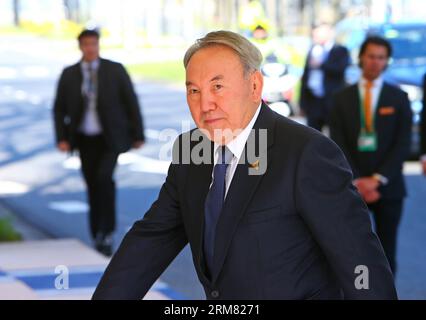 (140324) -- LA HAYE, 24 mars 2014 (Xinhua) -- le président du Kazakhstan, Nursultan Nazarbayev, arrive pour le troisième Sommet sur la sécurité nucléaire (SNN) à la Haye, aux pays-Bas, le 24 mars 2014. Le troisième Sommet sur la sécurité nucléaire (SNRS) a débuté ici lundi, dans le but de prévenir le terrorisme nucléaire dans le monde entier. (Xinhua/Gong Bing) LES PAYS-BAS-LA HAYE-SOMMET NUCLÉAIRE PUBLICATIONxNOTxINxCHN la Haye Mars 24 2014 XINHUA Kazakhstan S Président Nursultan Nazarbayev arrive pour le troisième Sommet sur la sécurité nucléaire NSS à la Haye LES pays-Bas LE 24 2014 mars la troisième sécurité nucléaire Banque D'Images