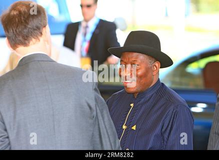 (140324) -- LA HAYE, 24 mars 2014 (Xinhua) -- le président nigérian Goodluck Jonathan arrive pour le troisième Sommet sur la sécurité nucléaire (SNN) à la Haye, aux pays-Bas, le 24 mars 2014. Le troisième Sommet sur la sécurité nucléaire (SNRS) a débuté ici lundi, dans le but de prévenir le terrorisme nucléaire dans le monde entier. (Xinhua/Gong Bing) PAYS-BAS-LA HAYE-SOMMET NUCLÉAIRE PUBLICATIONxNOTxINxCHN la Haye Mars 24 2014 le Président de XINHUA Nigeria S Goodluck Jonathan arrive pour le troisième Sommet sur la sécurité nucléaire à la Haye LES pays-Bas LE 24 2014 mars le troisième Sommet sur la sécurité nucléaire NSS Banque D'Images