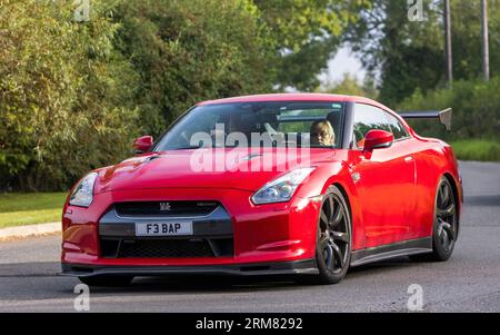 Whittlebury,Northants,UK -Aug 26th 2023 : 2009 Nissan GTR voiture voyageant sur une route de campagne anglaise Banque D'Images