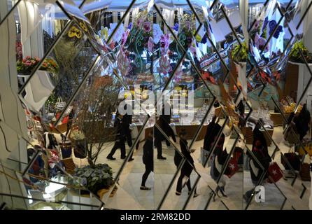 (140324) -- NEW YORK, 24 mars 2014 (Xinhua) -- les gens passent devant des décorations florales à l'intérieur du grand magasin Macy à New York, aux États-Unis., 24 mars 2014. Avec le thème du jardin secret pour cette année, le Macy s Flower Show annuel à New York a débuté dimanche. (Xinhua/Wang Lei) US-NEW YORK-MACY S SPECTACLE DE FLEURS-LE JARDIN SECRET PUBLICATIONxNOTxINxCHN New York Mars 24 2014 célébrités XINHUA Passeport par décorations florales à l'intérieur du Macy S Department Store à New York les États-Unis Mars 24 2014 avec le thème du jardin secret pour cette année le A Banque D'Images