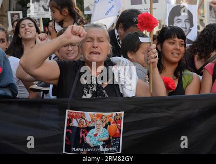 CORRIENTES, 24 mars 2014 (Xinhua) -- des gens participent à une marche pour commémorer la Journée nationale de mémoire pour la vérité et la justice à Cordoue, Argentine, le 24 mars 2014. La Journée nationale de mémoire pour la vérité et la justice en Argentine est un jour férié qui commémore tous ceux qui ont perdu la vie ou souffert du coup d?État de 1976 qui a inauguré la dernière dictature du pays. (Xinhua/German Pomar/TELAM) (rh) (sp) ARGENTINE-VÉRITÉ ET JUSTICE-COMMÉMORATION PUBLICATIONxNOTxINxCHN Corrientes Mars 24 2014 des célébrités de XINHUA participent à une marche pour commémorer la Journée nationale de la mémoire de tr Banque D'Images