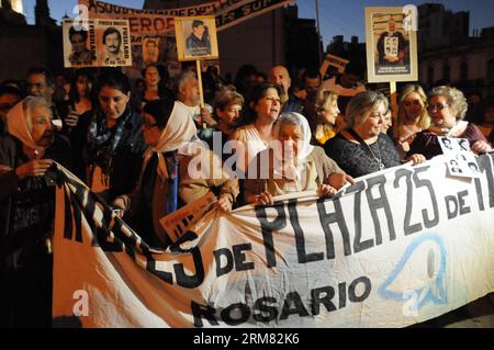 SANTIAGO DEL ESTERO, 24 mars 2014 (Xinhua) -- des gens participent à une marche pour commémorer la Journée nationale de la mémoire pour la vérité et la justice à Rosario, Argentine, le 24 mars 2014. La Journée nationale de mémoire pour la vérité et la justice en Argentine est un jour férié qui commémore tous ceux qui ont perdu la vie ou souffert du coup d?État de 1976 qui a inauguré la dernière dictature du pays. (Xinhua/Emilio Rapetti/TELAM) (rh) (sp) ARGENTINE-VÉRITÉ ET JUSTICE-COMMÉMORATION PUBLICATIONxNOTxINxCHN Santiago Del Estero Mars 24 2014 des célébrités de XINHUA participent à une marche pour commémorer le National Banque D'Images