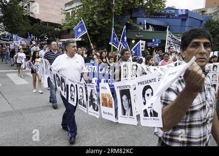 CORRIENTES, 24 mars 2014 (Xinhua) -- des gens participent à une marche pour commémorer la Journée nationale de mémoire pour la vérité et la justice à Tucuman, Argentine, le 24 mars 2014. La Journée nationale de mémoire pour la vérité et la justice en Argentine est un jour férié qui commémore tous ceux qui ont perdu la vie ou souffert du coup d?État de 1976 qui a inauguré la dernière dictature du pays. (Xinhua/German Pomar/TELAM) (rh) (sp) ARGENTINE-VÉRITÉ ET JUSTICE-COMMÉMORATION PUBLICATIONxNOTxINxCHN Corrientes Mars 24 2014 des célébrités de XINHUA participent à une marche pour commémorer la Journée nationale de la mémoire de tr Banque D'Images