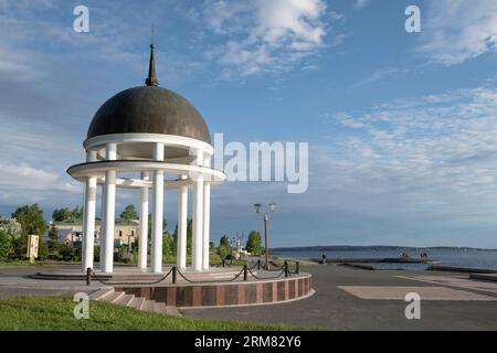 PETROZAVODSK, RUSSIE - 12 JUIN 2022 : Arbor-rotonde sur le remblai un matin ensoleillé de juin Banque D'Images