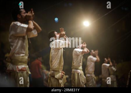 (140325) -- VARANASI, 25 mars 2014 (Xinhua) -- des prêtres interprètent Ganges Aarti à Varanasi, une vieille ville sainte hindoue située sur la rive du Gange, en Inde, le 25 mars 2014. Le Gange Aarti est la cérémonie rituelle des hindous montrant leur engagement envers les dieux de la rivière. En raison de ses pansements et de son style unique, le magnifique événement est devenu une activité incontournable à Varanasi et attire chaque jour des touristes du monde entier. (Xinhua/Zheng Huansong) INDIA-VARANASI-GANGA AARTI PUBLICATIONxNOTxINxCHN Varanasi Mars 25 2014 des prêtres XINHUA interprètent Ganges Aarti à Varanasi à Old et H. Banque D'Images